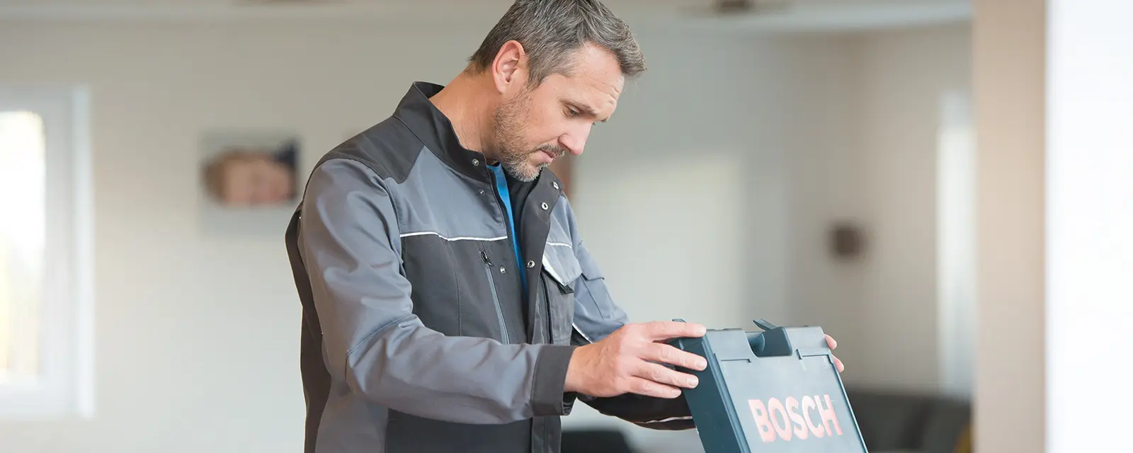 Servicetechniker mit Bosch-Werkzeugkoffer