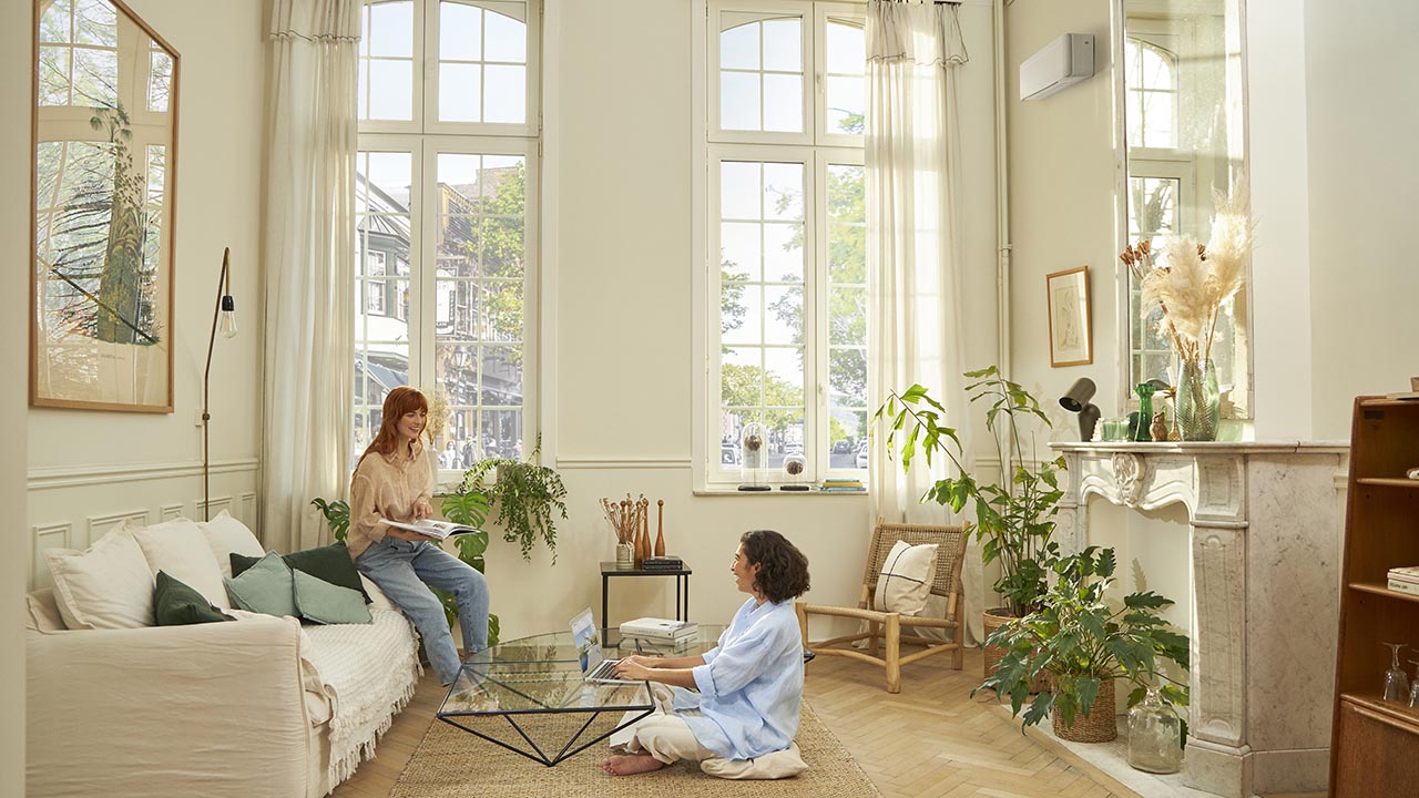 Heller Wohnraum mit Klimaanlage